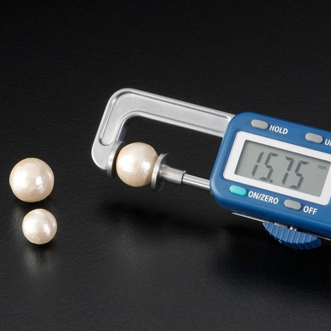 Digital Thickness Gauge 0-25mm measuring a pearl at 15.75mm, Electronic Vernier Caliper for Gemstones and DIY.