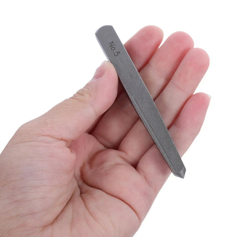 Get This High Carbon Steel Bolt Extractor Kit With Five Pieces To Save Your Threads And Fix Damaged Screws Fast Using A Tapered Guide For Enhanced Grip And Zero Deformation In Any Home Repair Job Or Garage. No.5 steel screw extractor bit in hand