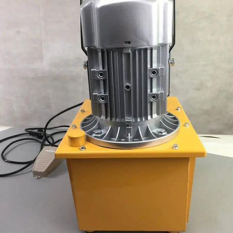 Heavy Duty 750W 110V Electric Hydraulic Pump With 7L Tank And Single Acting Pedal Solenoid Valve Control Kicking Up To Ten Thousand Psi For Solid Daily Grind And Shop Lifts Black, close-up of the motor and tank.