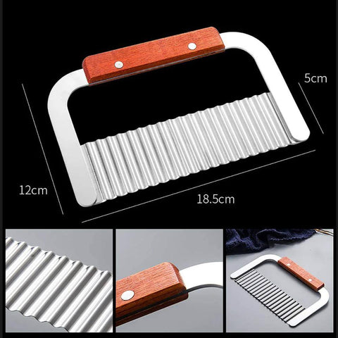 Front view: stainless steel wavy crinkle cutter with wooden handle, 18.5 cm long.