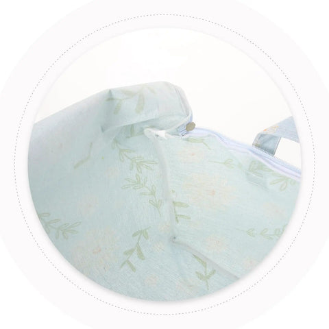 Close-up of the zipper on a heavy duty cotton quilt bag for storage, featuring floral patterns and sturdy handles.