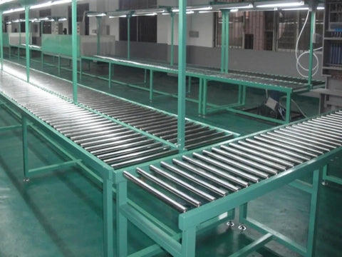 20 Inch Heavy Duty Gravity Conveyor Roller Belt For Industrial Trays Made Of Rustproof Stainless Steel arranged in a warehouse.