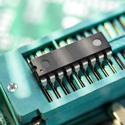Close-up of black chip in 6 Pack Universal ZIF IC Test Socket 28 Pin 2.54mm Pitch DIP Socket For Microcontrollers Chips And Breadboards With Locking Clip