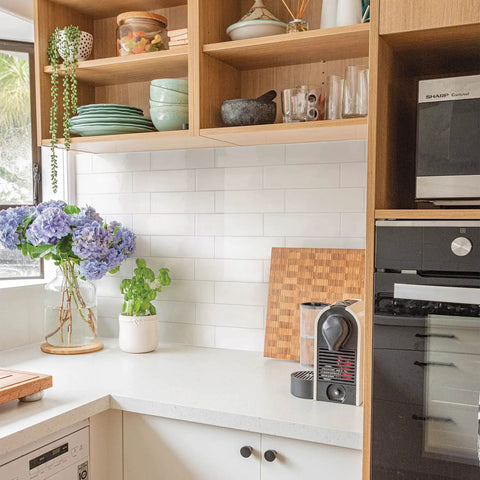 Modern kitchen with X-Large Peel And Stick Backsplash Tiles, 5 Sheets Of 22.56 By 10.88 Inches, white adhesive tiles installed on wall.