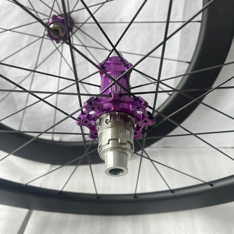 700C Deep Section Carbon Road Bike Wheelset With 60mm Rim Depth And 28mm Width Tubeless Clincher Purple Hubs Disc Brake Compatible Aero Profile