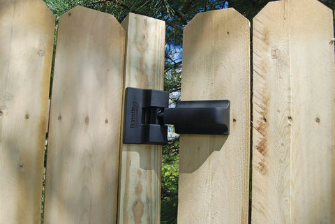 Heavy Duty Gate Hinges Kit For Wood Or Vinyl Gates, Built Tough Self Closing 180 Degree Swing, 2 Pack, Supports Gates Up To 96 Inches Wide And 150 Lbs, Includes 4 Decorative Hinge Covers And 24 Screws. Black hinge on wood gate