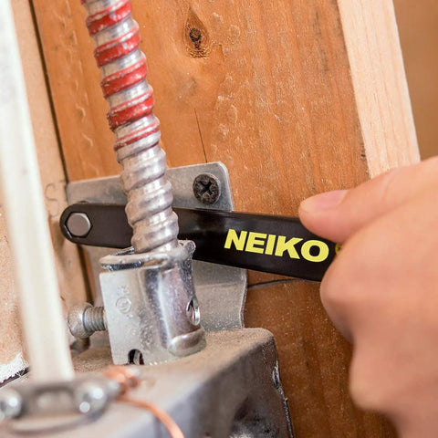 Using Ultra Low Profile Offset Screwdriver Set, 5 Piece S2 Steel With Phillips Pozidriv And Slotted Bits in tight space